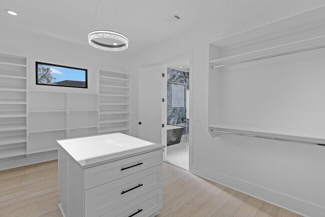Building Photo - 555 Versailles Dr
