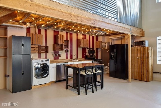 Building Photo - 3150 Airport Way S