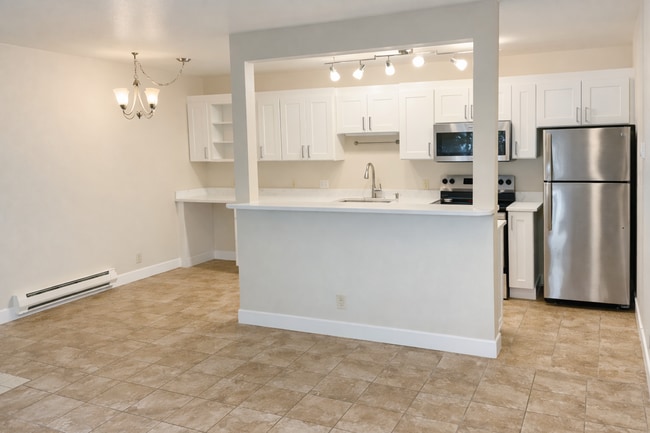 Building Photo - Downtown Bellevue Renovated 1 Bedroom Condo - Walk up entry