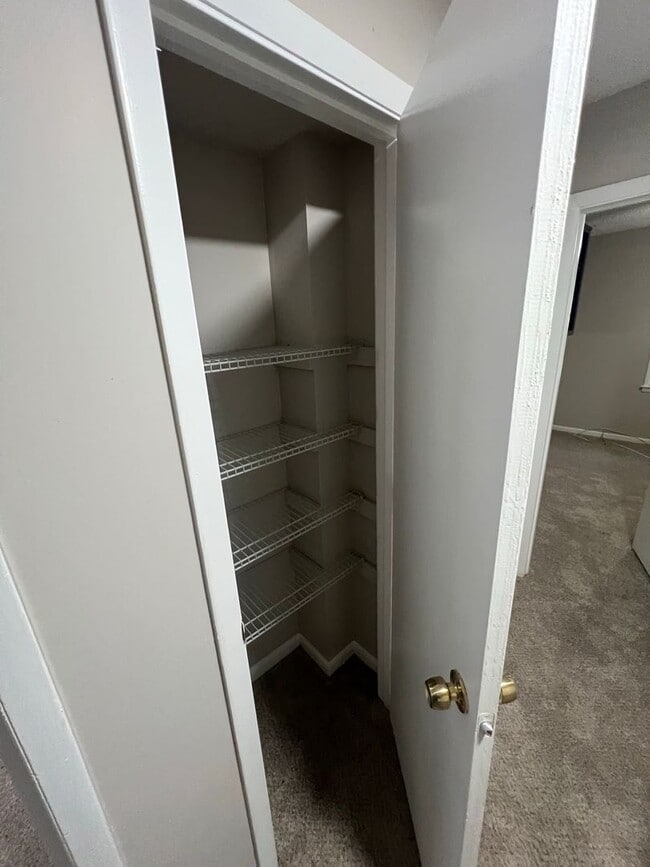 Building Photo - COMING SOON!!! 3 bed 1.5 bath TOWNHOME!!