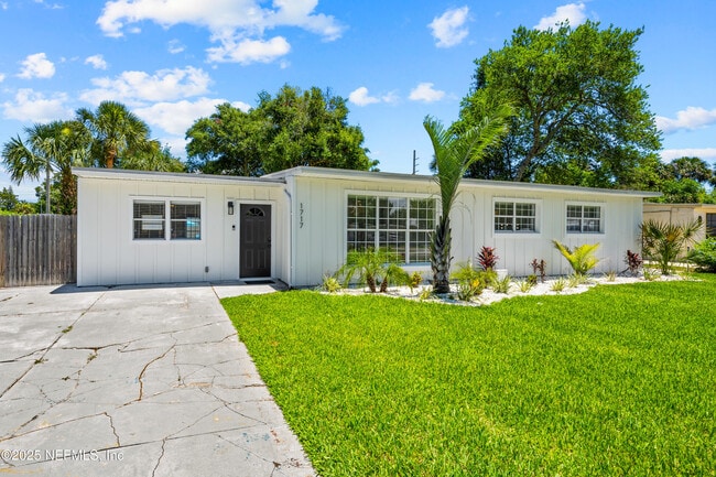 Building Photo - 1717 Sunset Dr