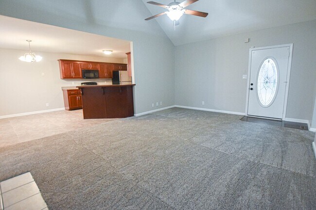 Building Photo - Pet Friendly Three Bedroom!