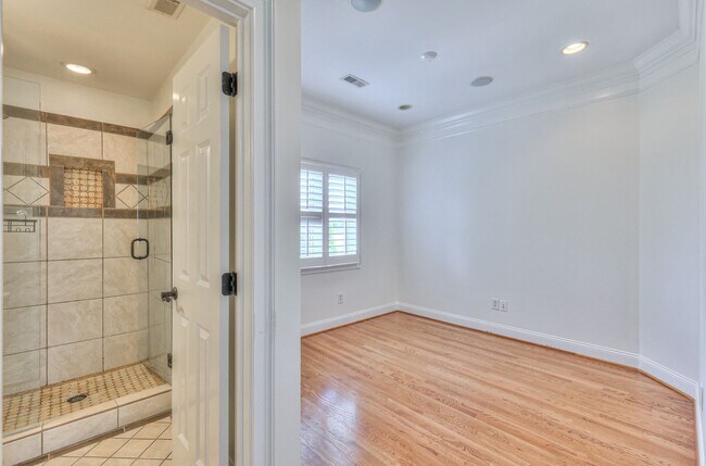 Building Photo - Perfect Brownstone in Sylvan Park near Wes...
