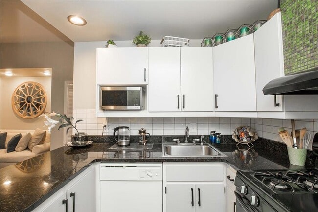 Building Photo - 952 Myrtle St NE