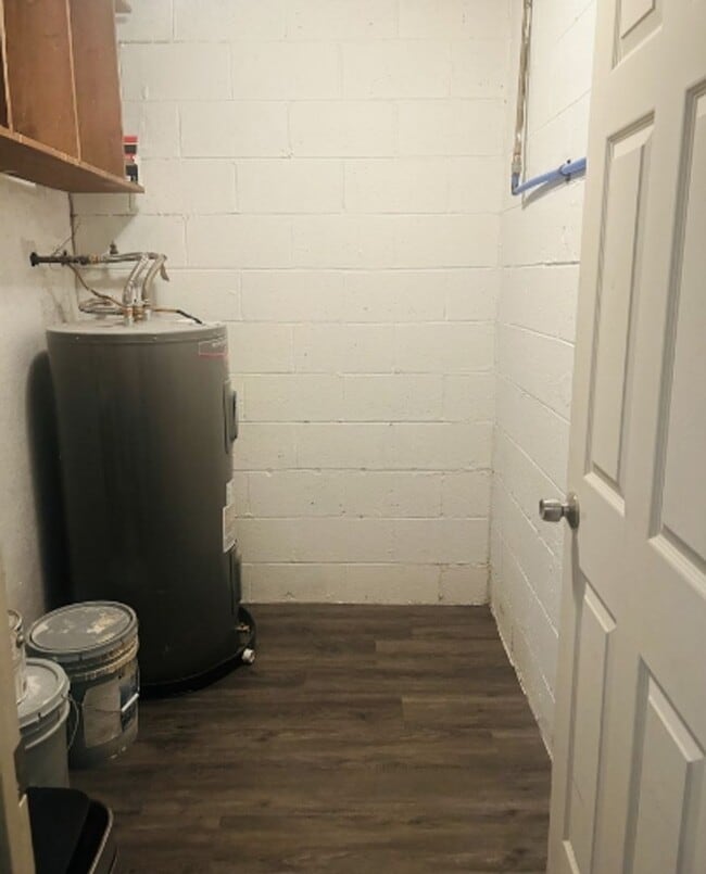 Building Photo - 2/1 Available For Move In Now!