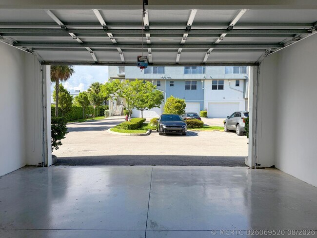 Building Photo - 405 NE 35th Ct