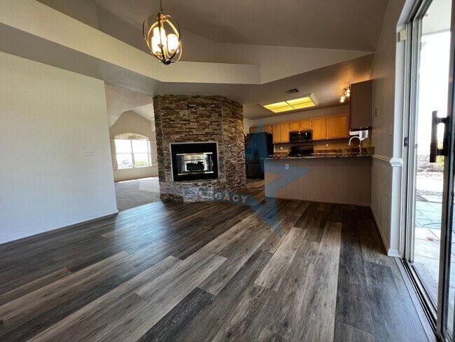 Building Photo - 703 City View Dr