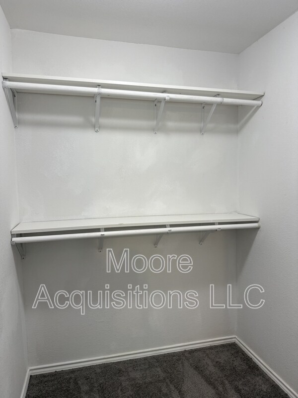 Building Photo - 3601 Oakwood Dr