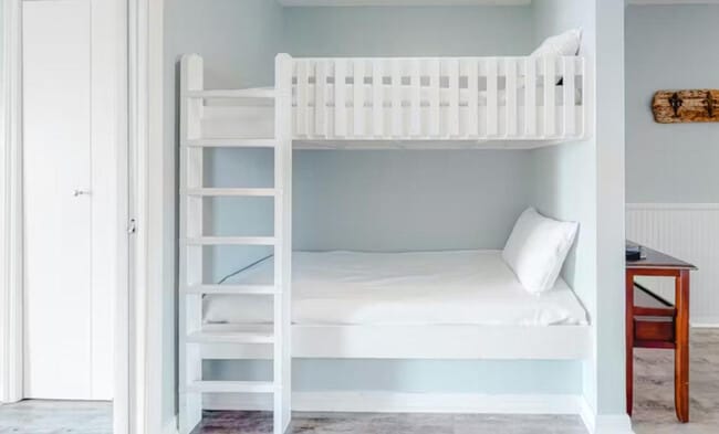 Building Photo - 572 E Beach Blvd