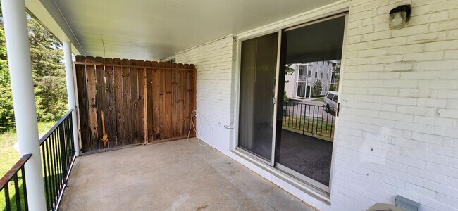 Building Photo - Upper Level One Bedroom Apartment w Covere...