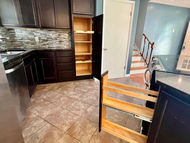 Building Photo - Spacious Home 3 Bedroom w/Fin basement for...