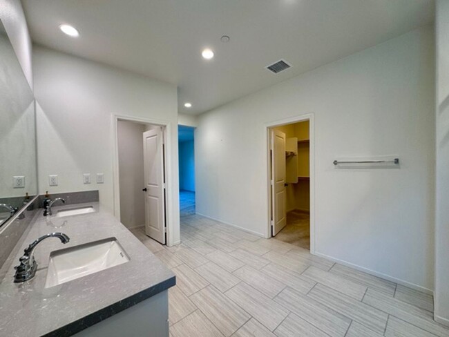 Building Photo - 4 bedroom single story Spencers Crossing h...
