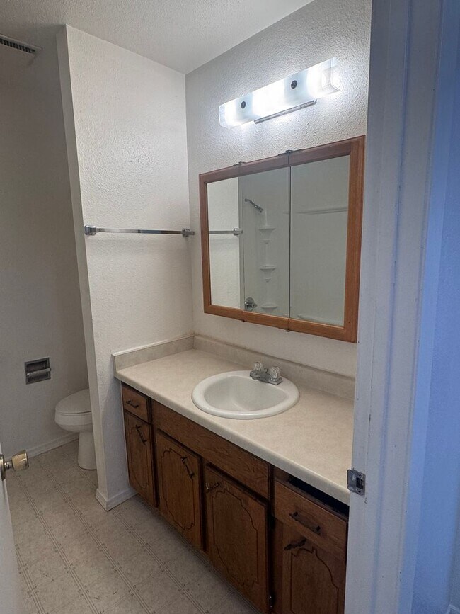 Building Photo - 2 Bed, 1 Bath, 2 Story Townhouse!!!