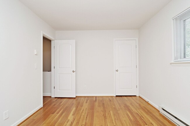 Building Photo - Student & Pet-Friendly Duplex With Ting In...