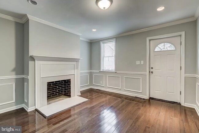 Building Photo - 915 W Lombard St