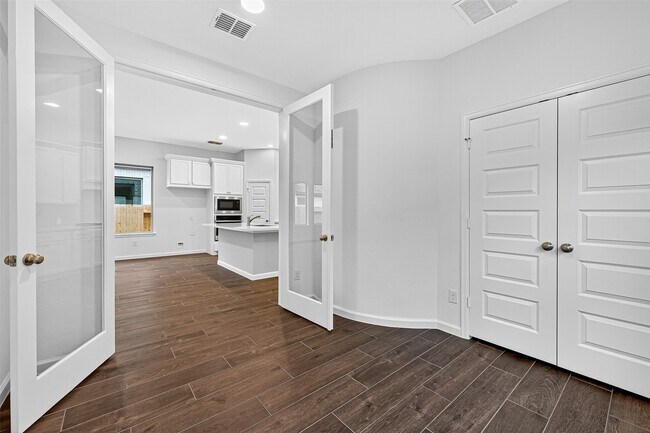 Building Photo - 407 Big Pne Trl