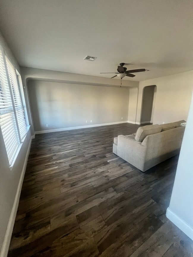 Building Photo - Rare Huge 5 Bedroom Off Crystal Falls