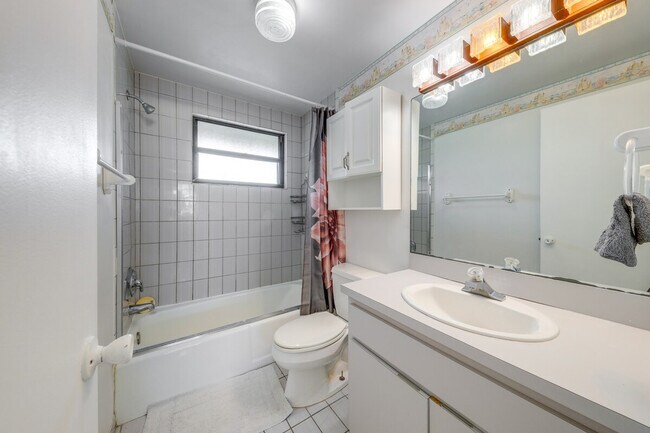 Building Photo - 115 Marina Ave