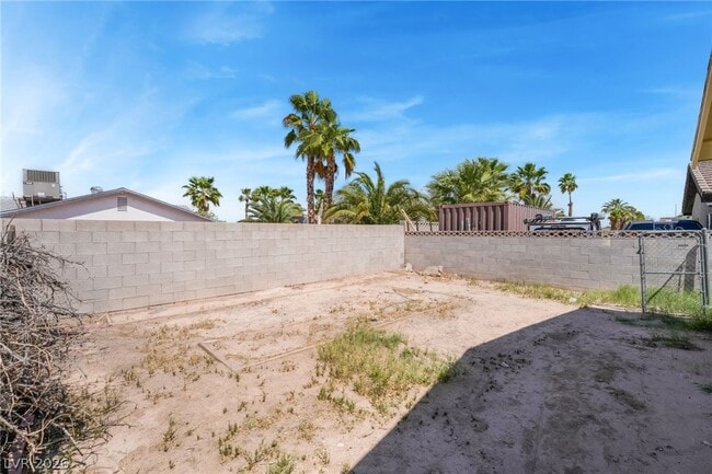 Building Photo - 2102 E Russell Rd