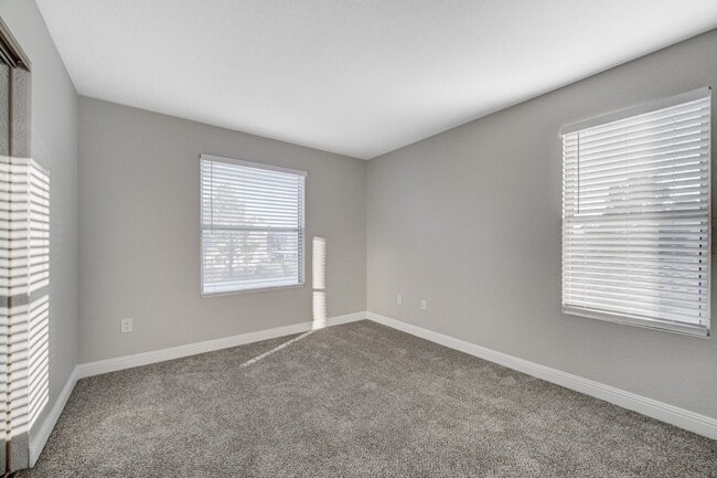 Building Photo - Charming 3 Bedroom Upstairs Condo in a Gat...