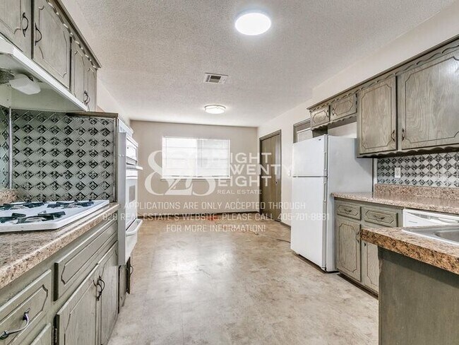 Building Photo - Midwest City 3 Bed/2 Bath House with Attached Two-Car Garage!
