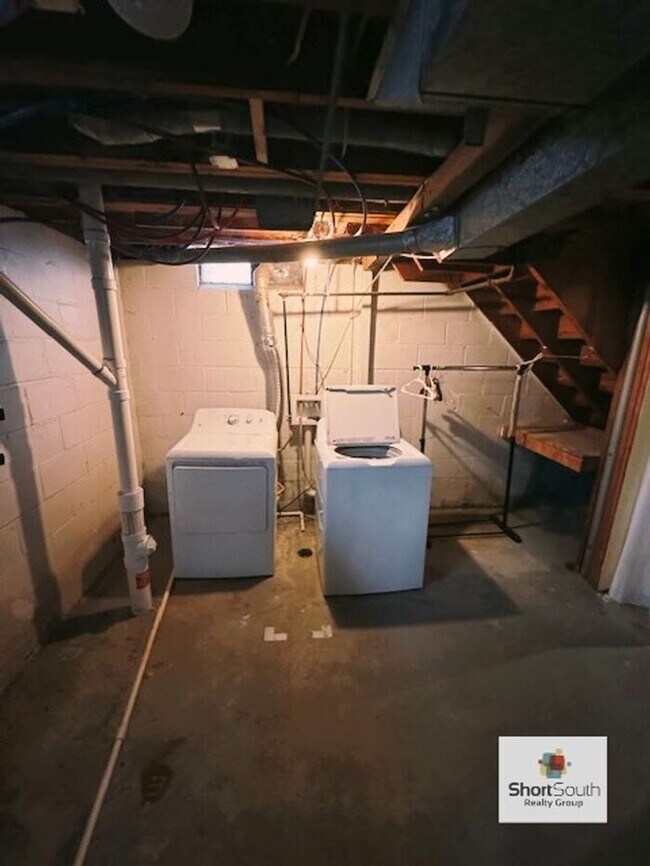 Building Photo - Updated - 3 bed 1.5 bath, with a detached garage