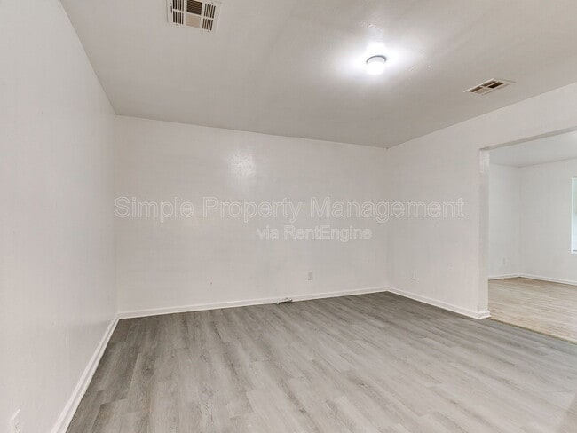Building Photo - 2301 SW 24th St