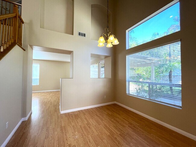 Building Photo - 4 bed, 3 bath located in Corona, CA!