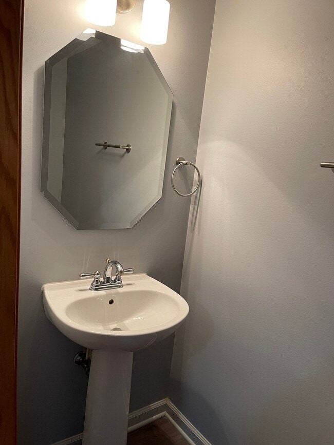 Building Photo - 2617 Carrolwood Rd