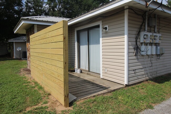 Building Photo - 2-Bedroom Apartment in Prime Pace Location...