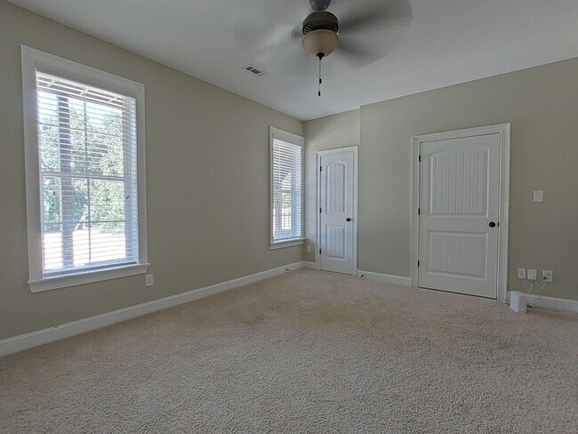 Building Photo - Estate STYLE home with pool and basement i...