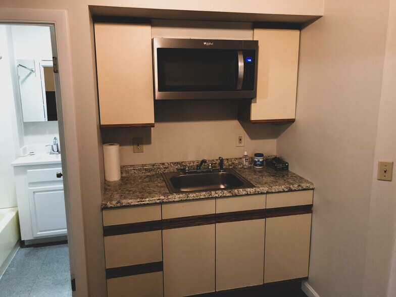 Kitchen 2i - 33 Tingley St