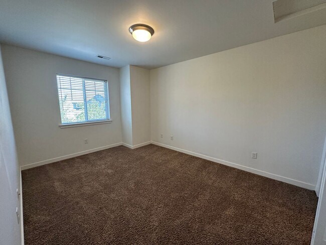Building Photo - 3 Bed, 2.5 Bath House in Cordata Neighborhood