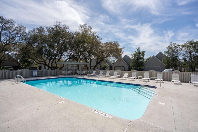 Building Photo - 332 Village Dr