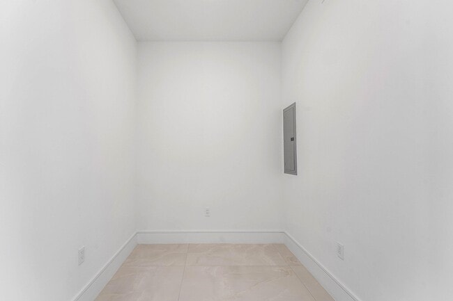 Building Photo - 220 Lake Shore Dr