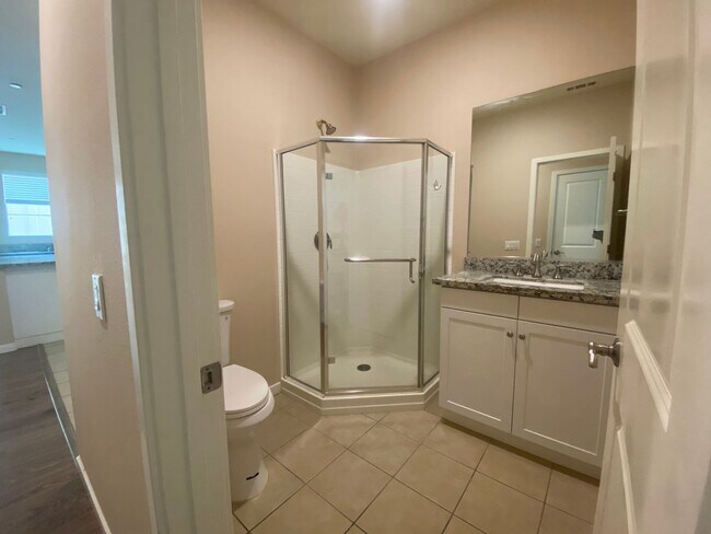 Building Photo - 4 Bedroom Town Home in Willow Heights Diam...