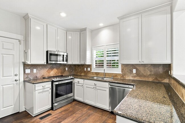 Building Photo - 136 Creekside Village Dr