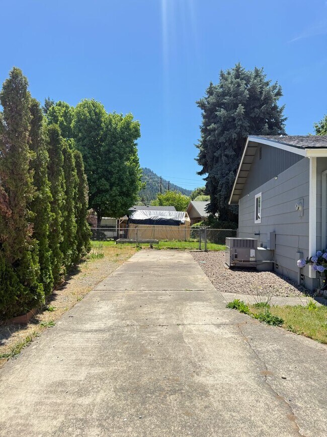 Building Photo - Beautiful 3 Bedroom, 2 Bathroom Rogue River Rental