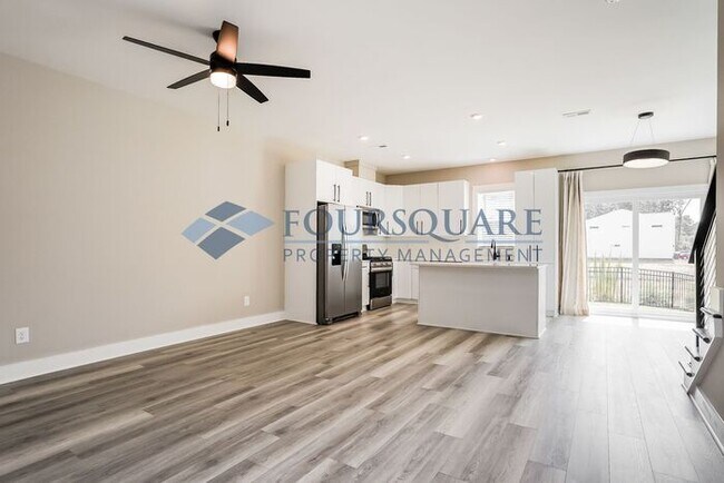 Building Photo - Townhome | Washer/Dryer Included | Back Pa...