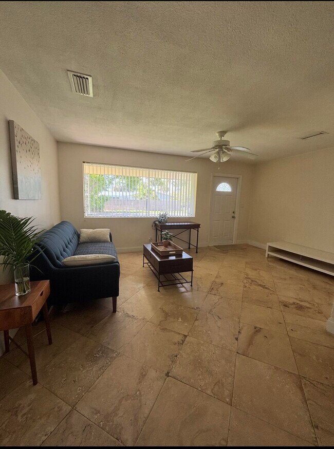 Building Photo - 927 W Royal Palm Rd