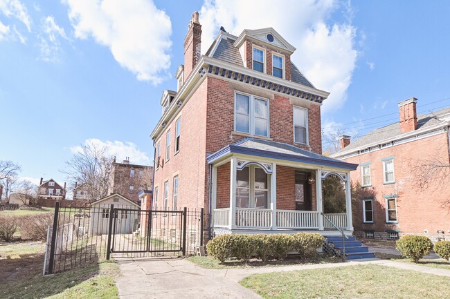 Building Photo - 735 Considine Ave