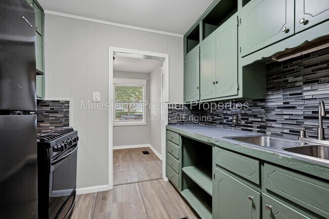 Building Photo - 920 S Lee Ave