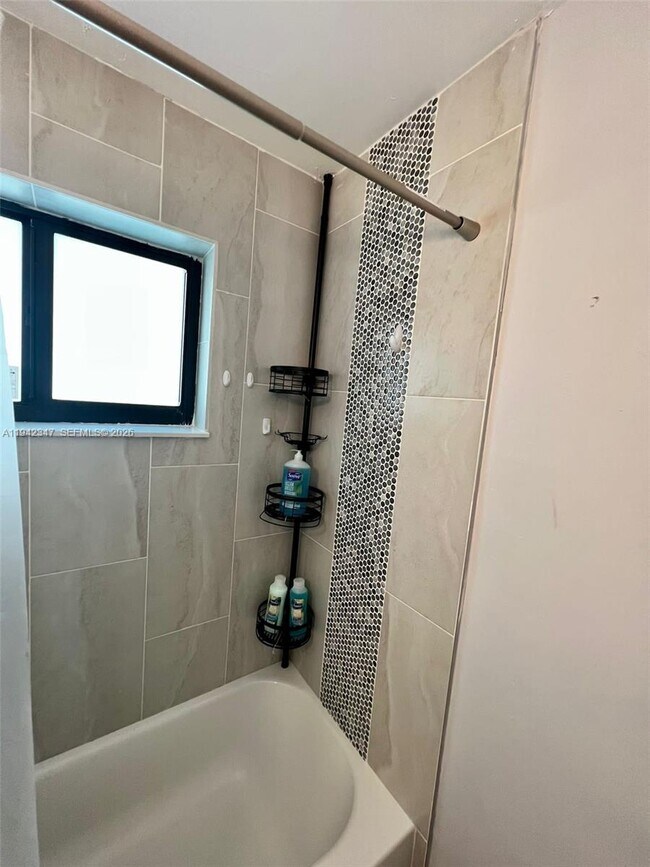 Building Photo - 1016 NE 17th Ave