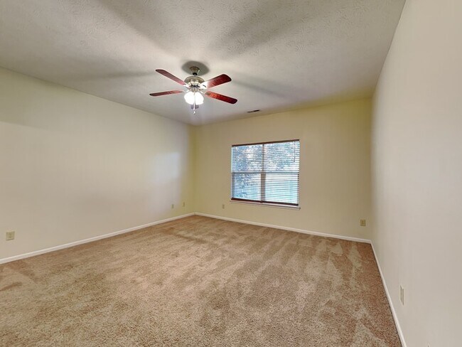 Building Photo - 3 bed 2 bath in Avon with privacy fence an...
