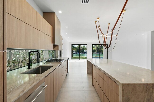 Building Photo - 550 S Shore Dr