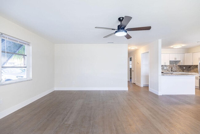 Building Photo - 114 S Lakeside Dr