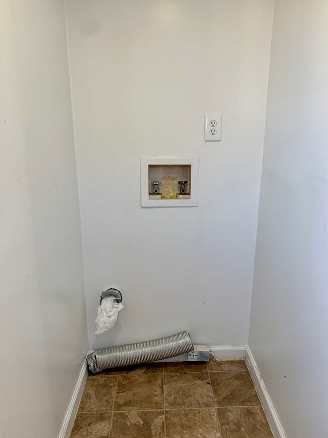 Building Photo - CHARMING 2 BEDROOM SINGLE FAMILY