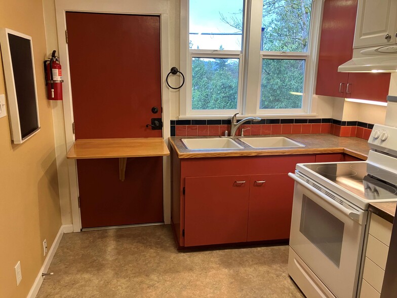 Work surface folds down - 5007 SW Custer St