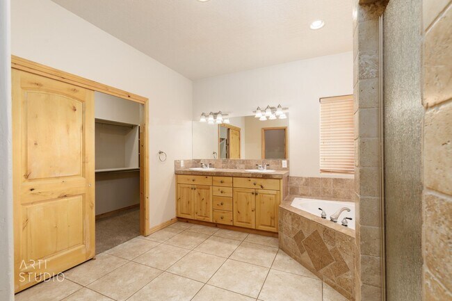 Building Photo - Shadow Mountain 3-Bedroom, 2-Bathroom Home...