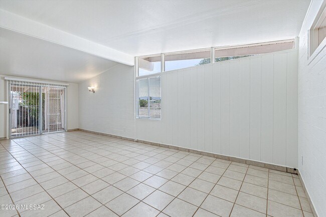 Building Photo - 104 N Douglas Ave